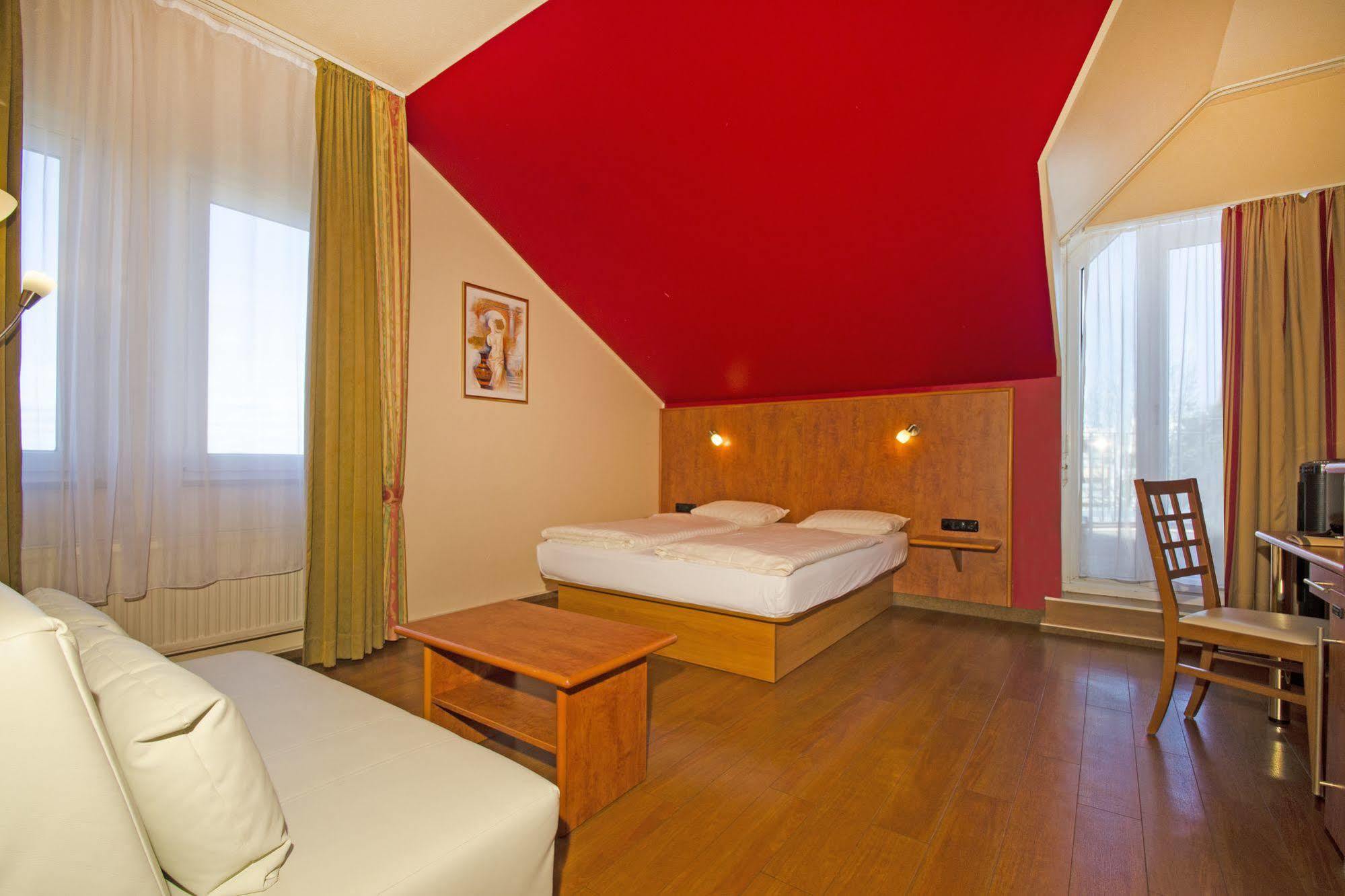 1, 2, Sleep Boardinghouse Unterschleissheim Zentrum Exterior foto